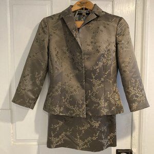 Bloomingdales & Tahari 2-piece suit